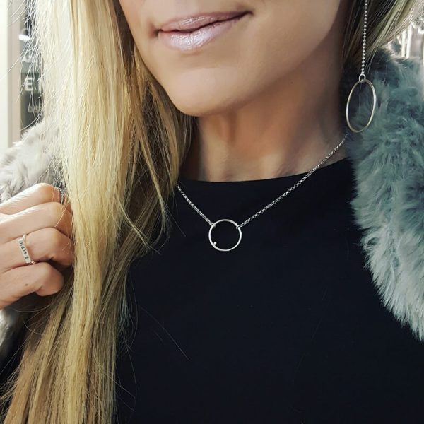 silverhalsband och örhängen på kvinna