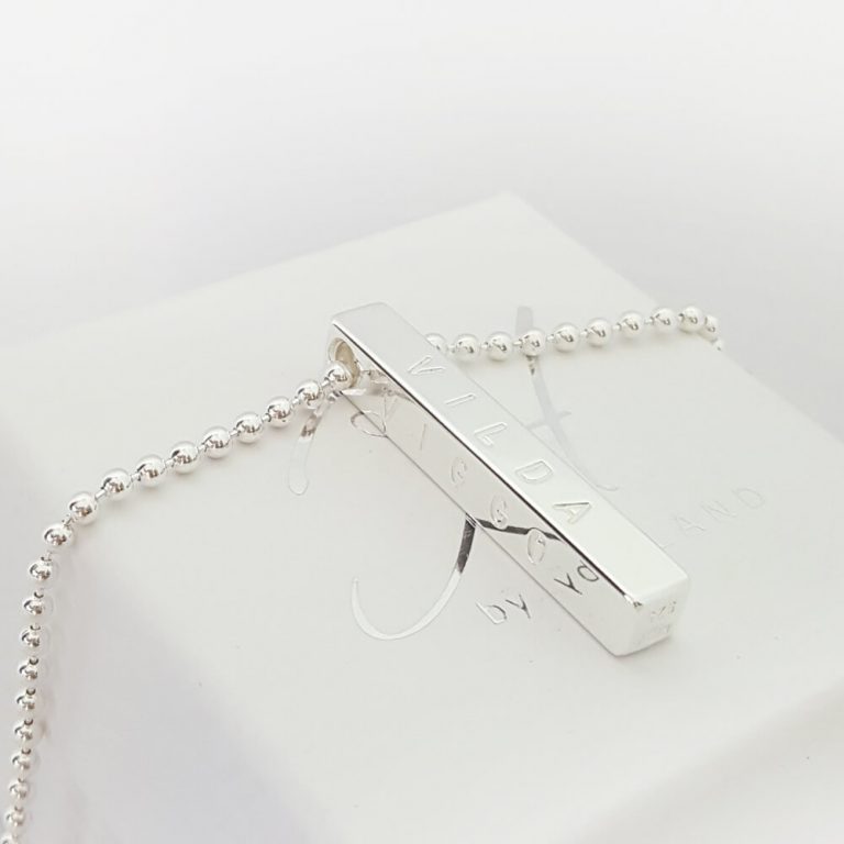 herrhalsband i silver med text