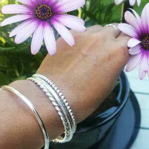Silverarmband med blommor