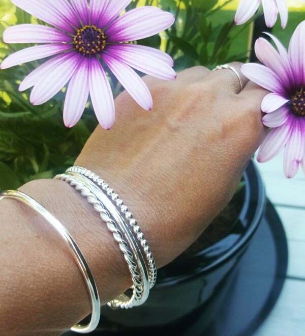 Silverarmband med blommor