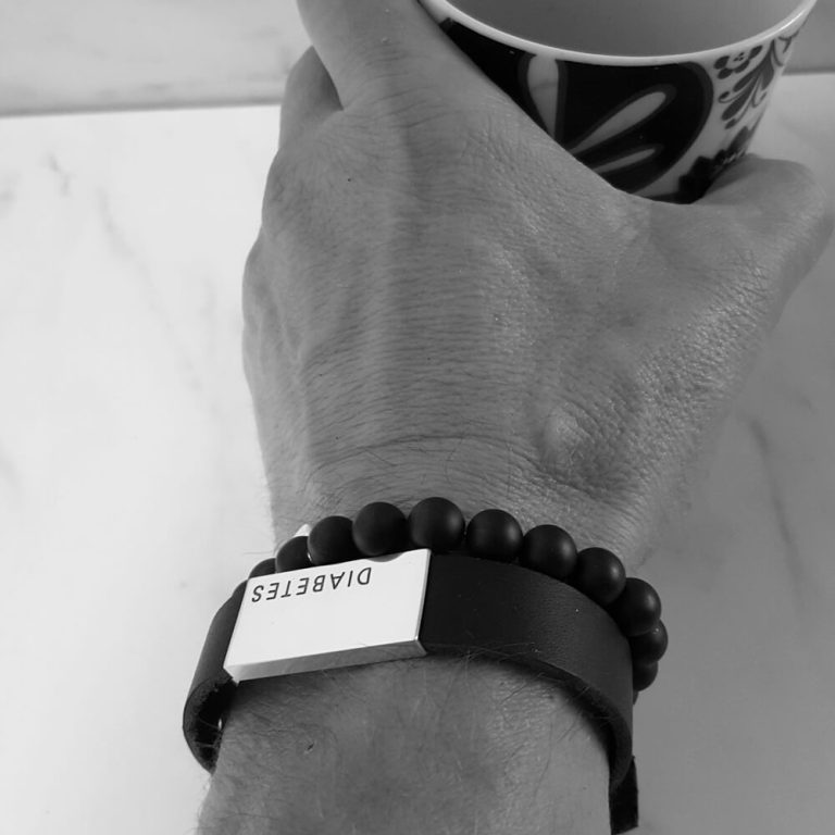 Läderarmband med graverad text diabetes och ett pärlarmband