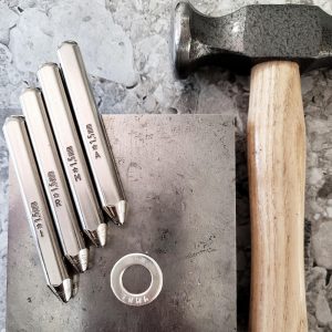 Namntillägg på ett namnsmycke