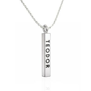 Silverhalsband med gravyr av namn