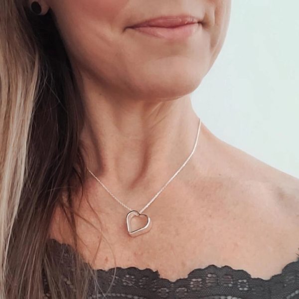Halsband med form av hjärta på kvinna