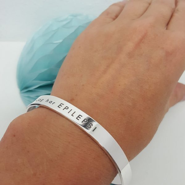 epilepsi armband på hand