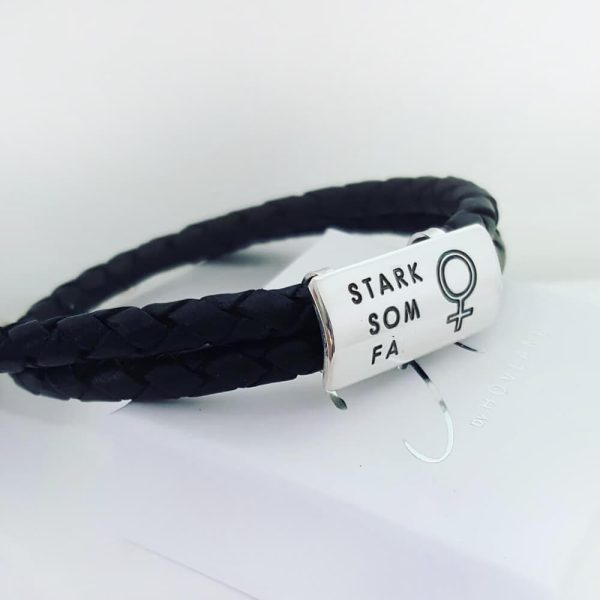 Läderarmband med texten stark som