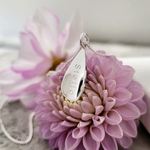 Vackert silverhalsband i form av en droppe eller blomblad