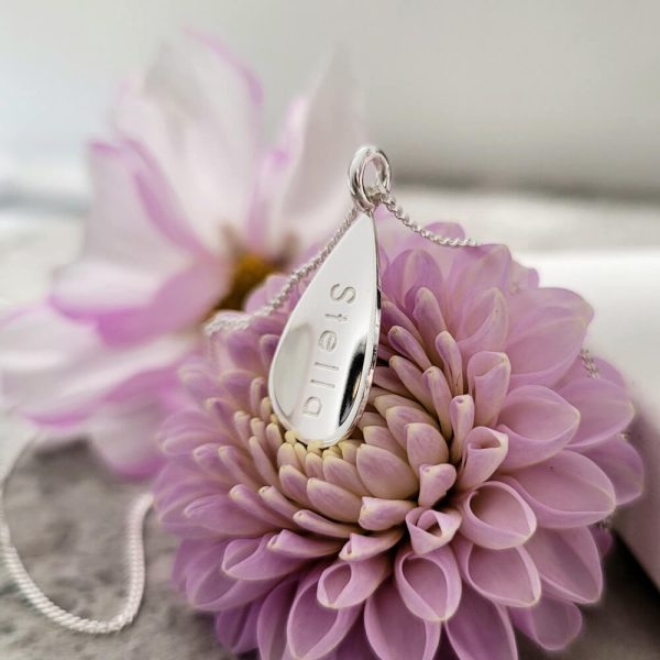 Vackert silverhalsband i form av en droppe eller blomblad