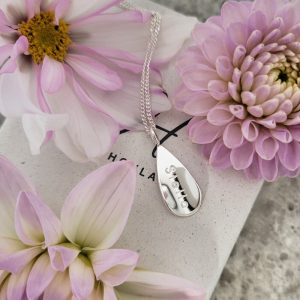 Vackert barnhalsband utformat som en droppe och graverat med barnets namn