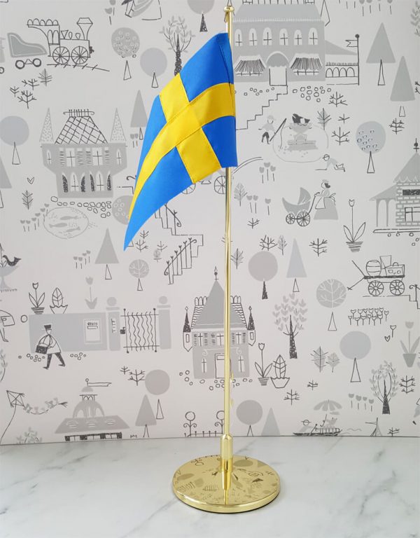 Dopflagga med gravyr och svensk flagga