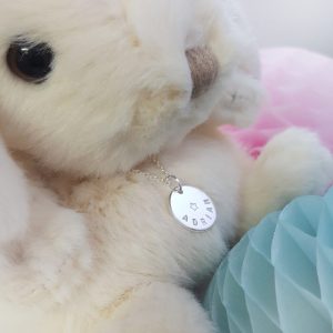 Litet runt halsband till dop med namn