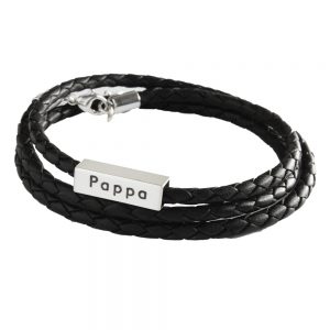 herrsmycken ett läderarmband med silver detaljer som är graverade