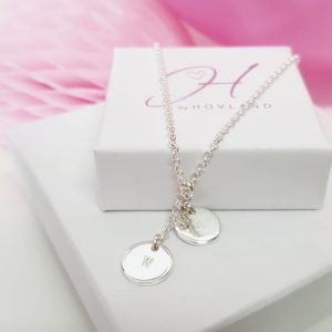 Bokstavshalsband i silver