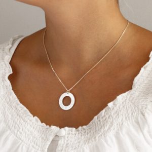 Namnsmycke 24mm på kvinna