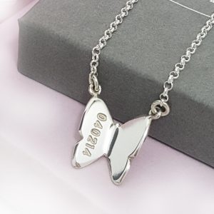 namnhalsband fjäril i silver med kedja