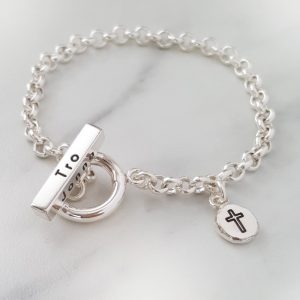 Konfirmationssmycke ett armband i silver med namn och kors graverat på