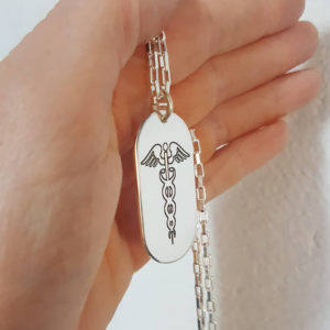 Medicinska halsband med symbol av medicin staven