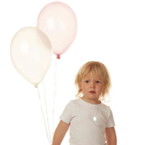 Barnhalsband på pojke med ballonger