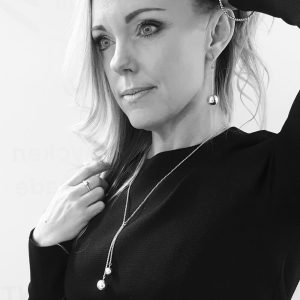 Långa silverörhängen med kulor