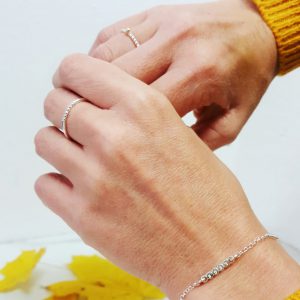 mini ringar på händer
