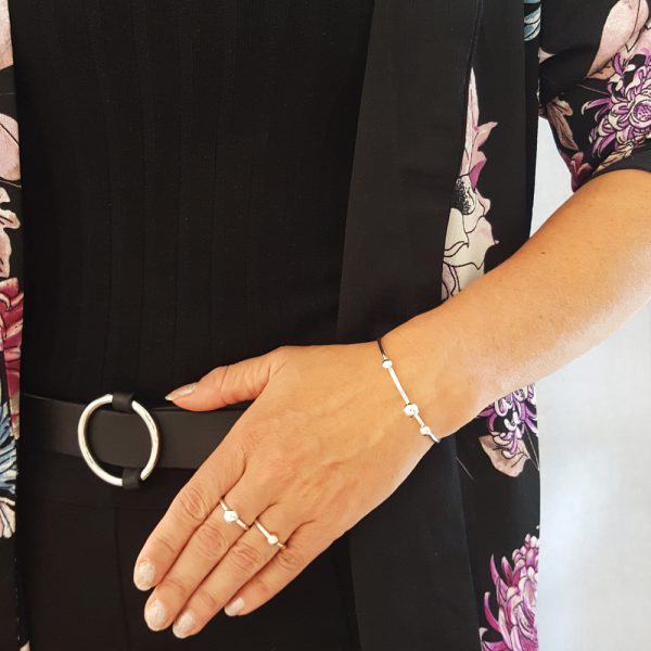 minimalistiska ringar och armband på kvinna