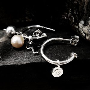 silverörhängen med olika berlocker