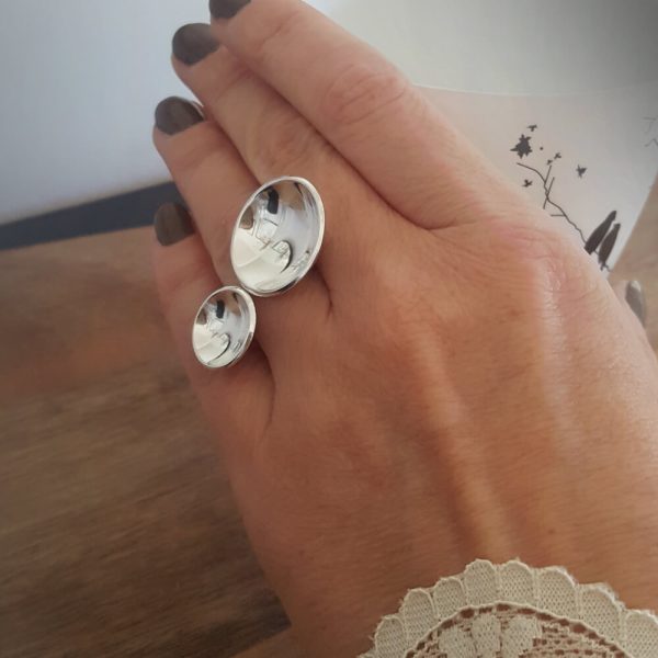 Silverring på hand