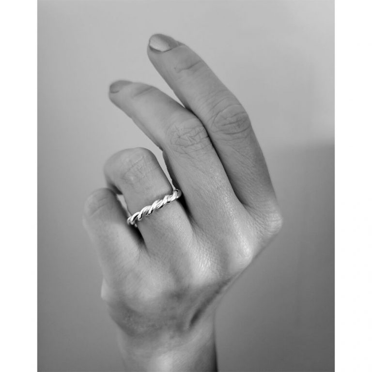 tvinnad silverring på hand