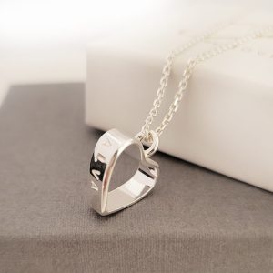 Handgjort barnhalsband med for av ett silverhjärta