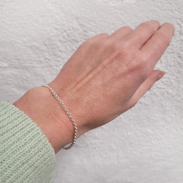 Silverarmband på hand