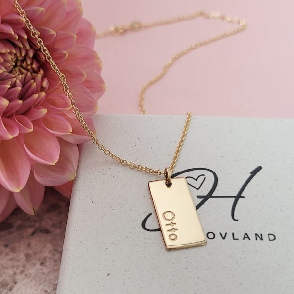 Halsband i 18k guld med namnet Otto graverat på framsidan