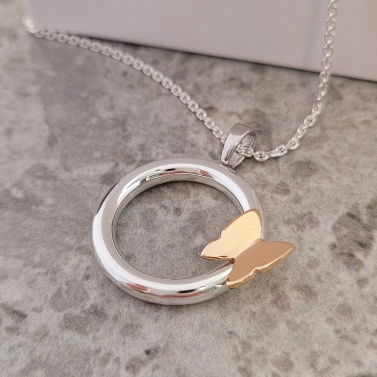Silverhalsband med fjäril i 18k
