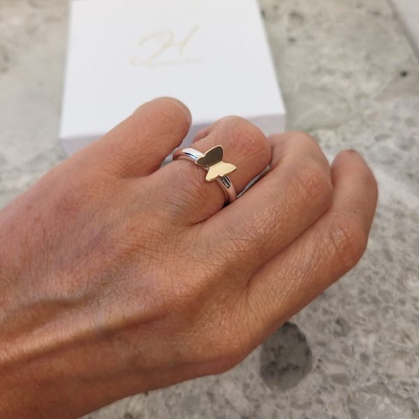 Silverring på hand