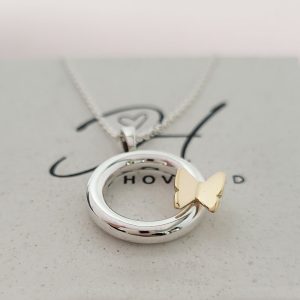Halsband med en liten fjäril i 18k på silvercirkel