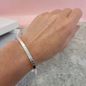 Armring på arm