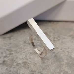 Kaxig silverring med plats för gravyr