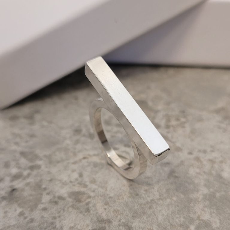 Kaxig silverring med plats för gravyr