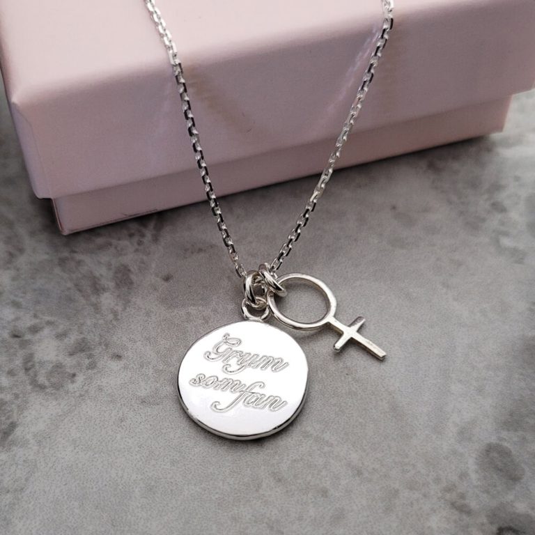 Halsband med gravyr grym som fan kvinnotecken