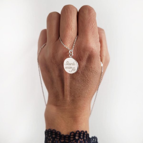 Halsband i silver med text stark som få
