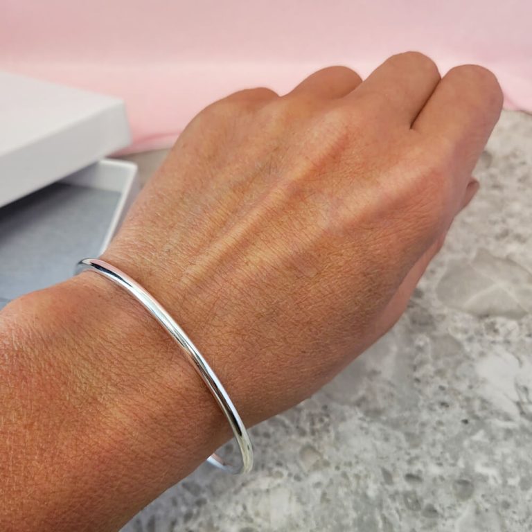 Smooth cuff -Minimalistisk armring i silver