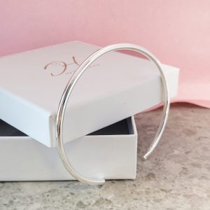 Minimalistisk armring i silver