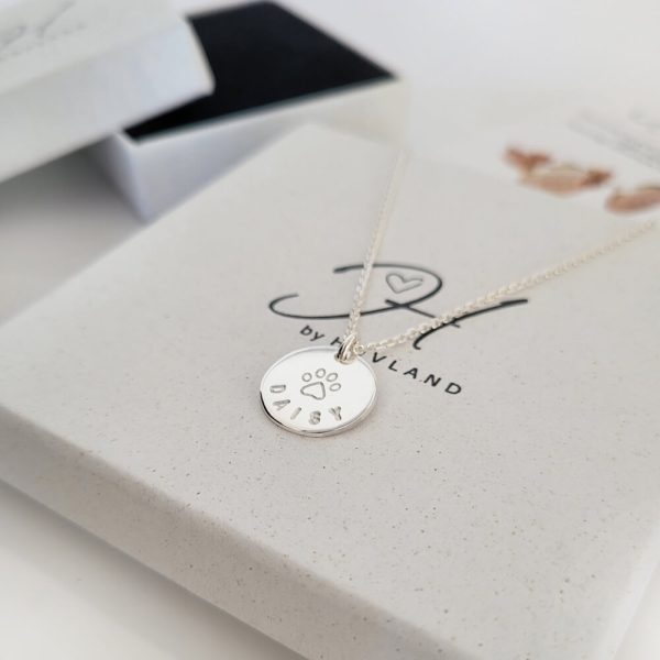 runt halsband med ett tassavtryck och namn