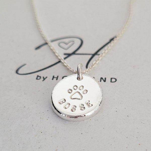 Silverhalsband raw med tass graverat och ett stämplat namn