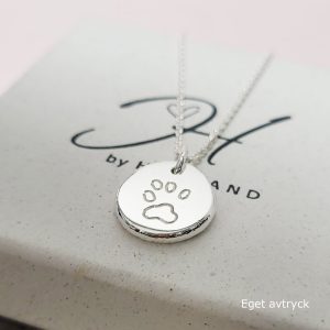 Raw berlock i silver som graverats med kundens tassavtryck