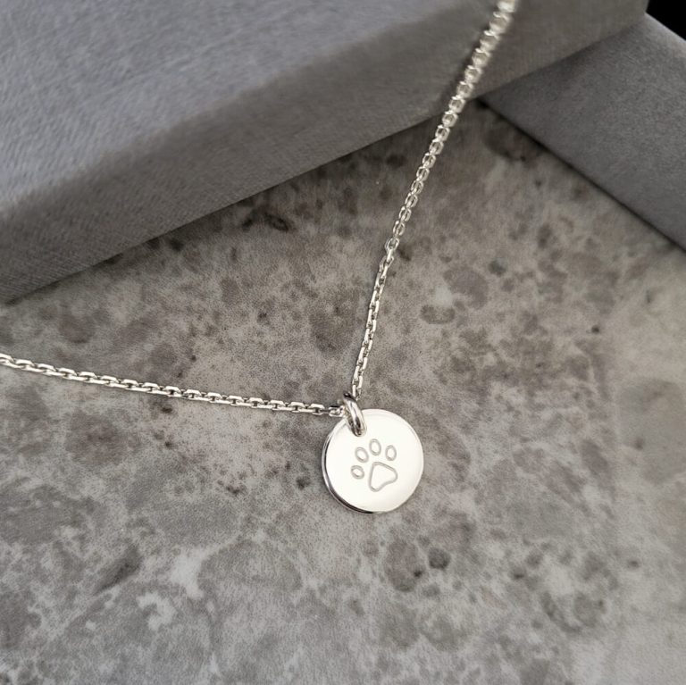 Litet halsband med ett graverat tassavtryck