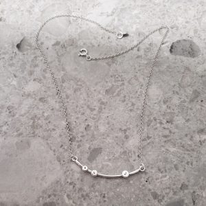 Halsband med raw prickar till mamma