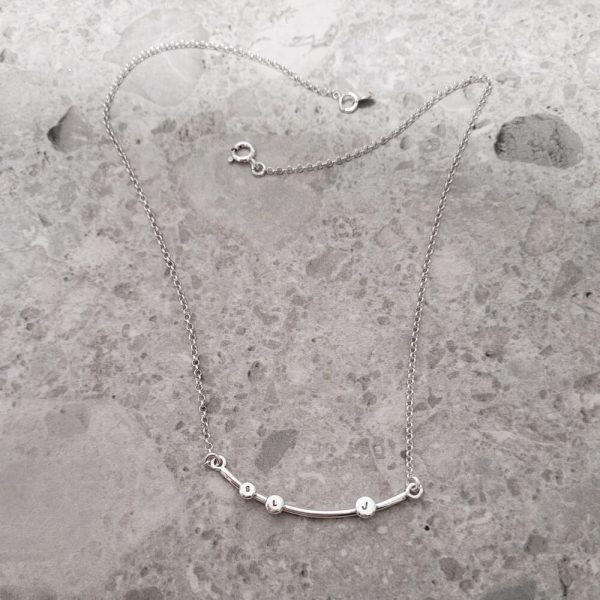 Halsband med raw prickar till mamma