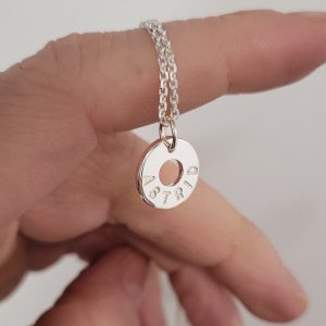 Väldigt litet halsband med egen gravyr