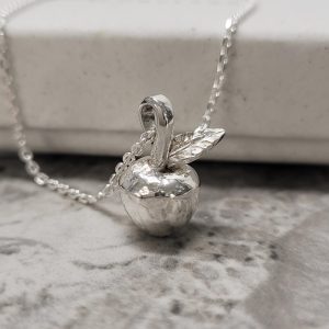 Halsband Kunskapsäpple i silver på ankarkedja tillverkat av byhovland